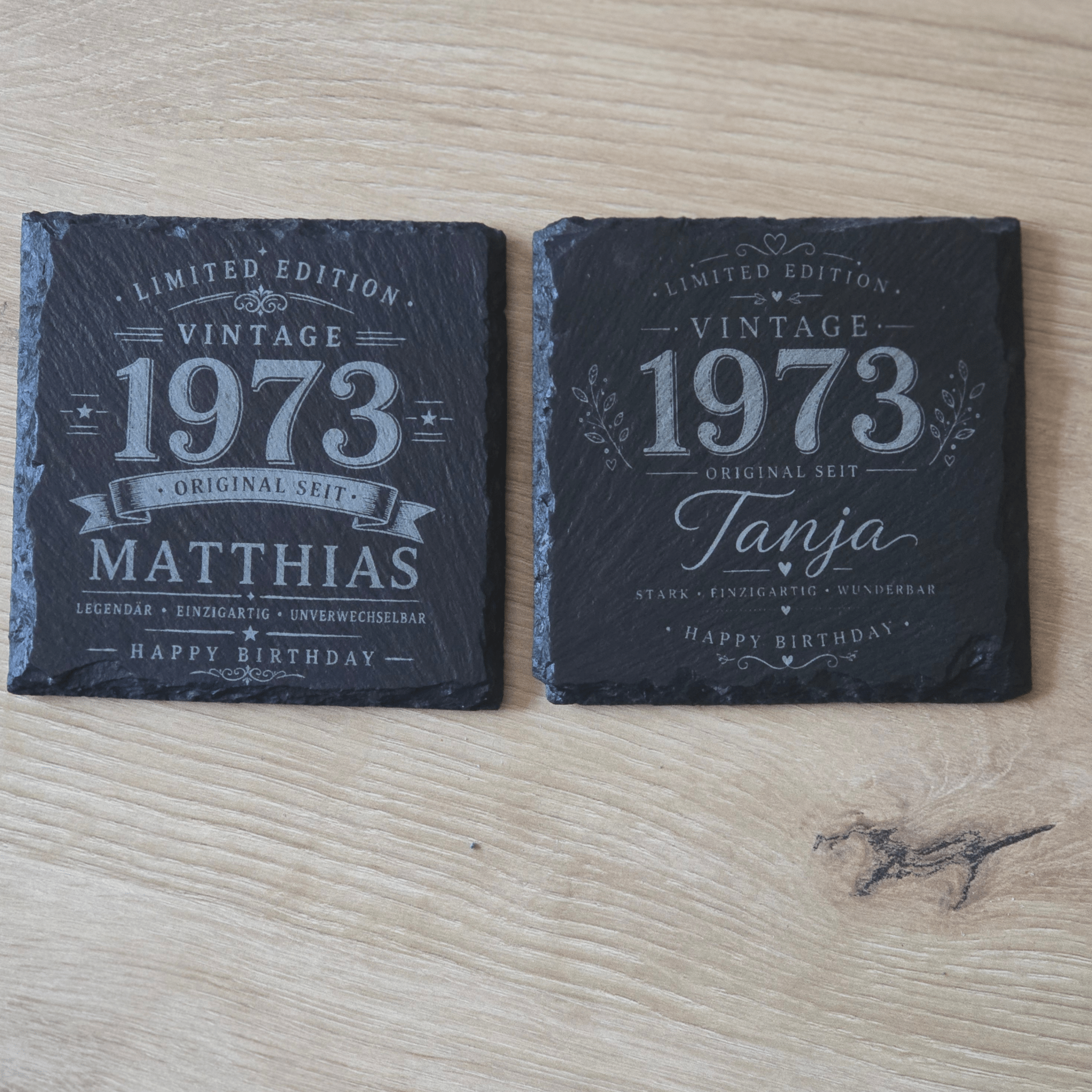 Personalisierte Schieferuntersetzer mit Name & Jahrgang – Vintage Geschenk für Männer als 2er, 3er oder 4er Set - Gravurliebe