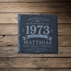 Personalisierte Schieferuntersetzer mit Name & Jahrgang – Vintage Geschenk für Männer als 2er, 3er oder 4er Set - Gravurliebe