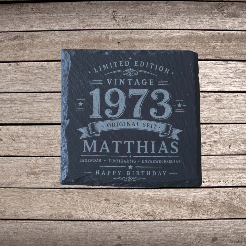 Personalisierte Schieferuntersetzer mit Name & Jahrgang – Vintage Geschenk für Männer als 2er, 3er oder 4er Set - Gravurliebe