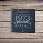Personalisierte Schieferuntersetzer mit Name & Jahrgang – Vintage Geschenk für Männer als 2er, 3er oder 4er Set - Gravurliebe