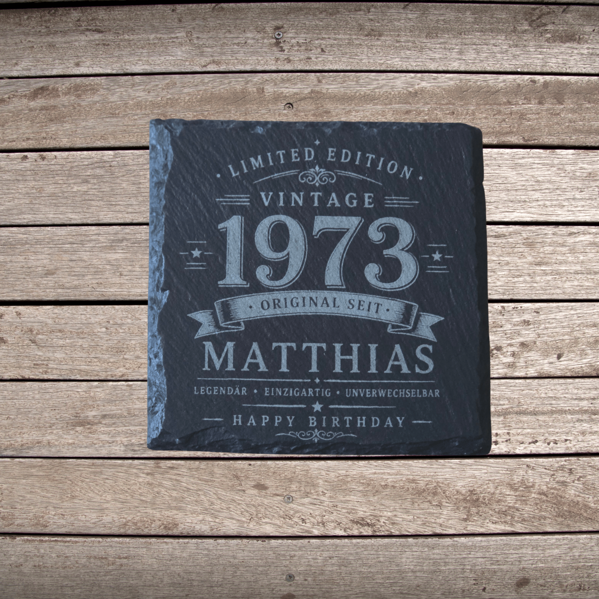 Personalisierte Schieferuntersetzer mit Name & Jahrgang – Vintage Geschenk für Männer als 2er, 3er oder 4er Set - Gravurliebe