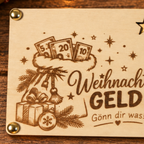 Detailaufnahme der gravierten Weihnachtsgeld Karte aus Birkensperrholz mit Geldsack und Weihnachtsmotiven