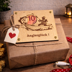 Geldgeschenk Angler aus Holz – personalisierte Geldkarte mit Gravur | Geschenk für Fischer & Männer