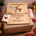Geldgeschenk Urlaub aus Holz – personalisierte Urlaubsgeld Karte mit Gravur | Reise Gutschein Geschenk