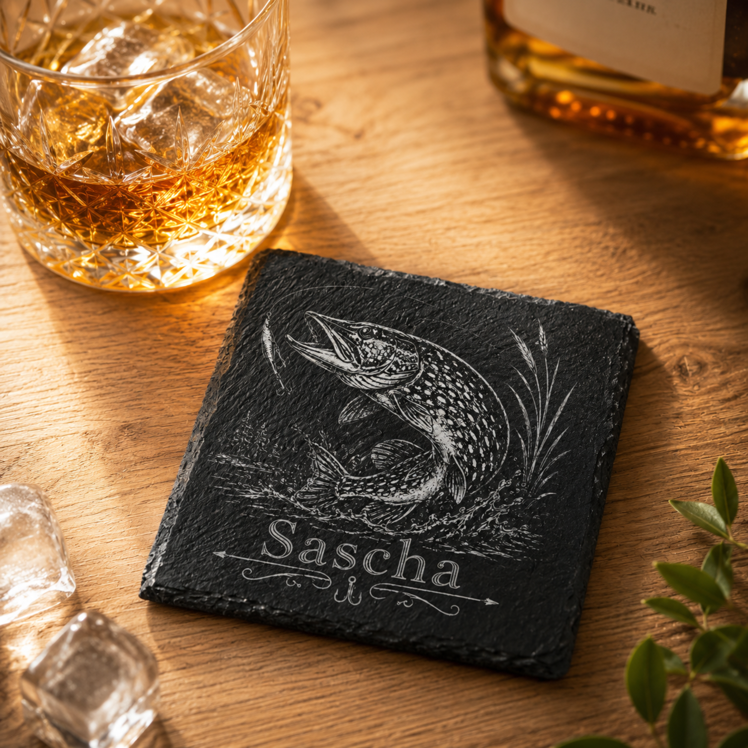 Geschenk für Angler mit personalisiertem Hecht Schieferuntersetzer und individueller Namensgravur