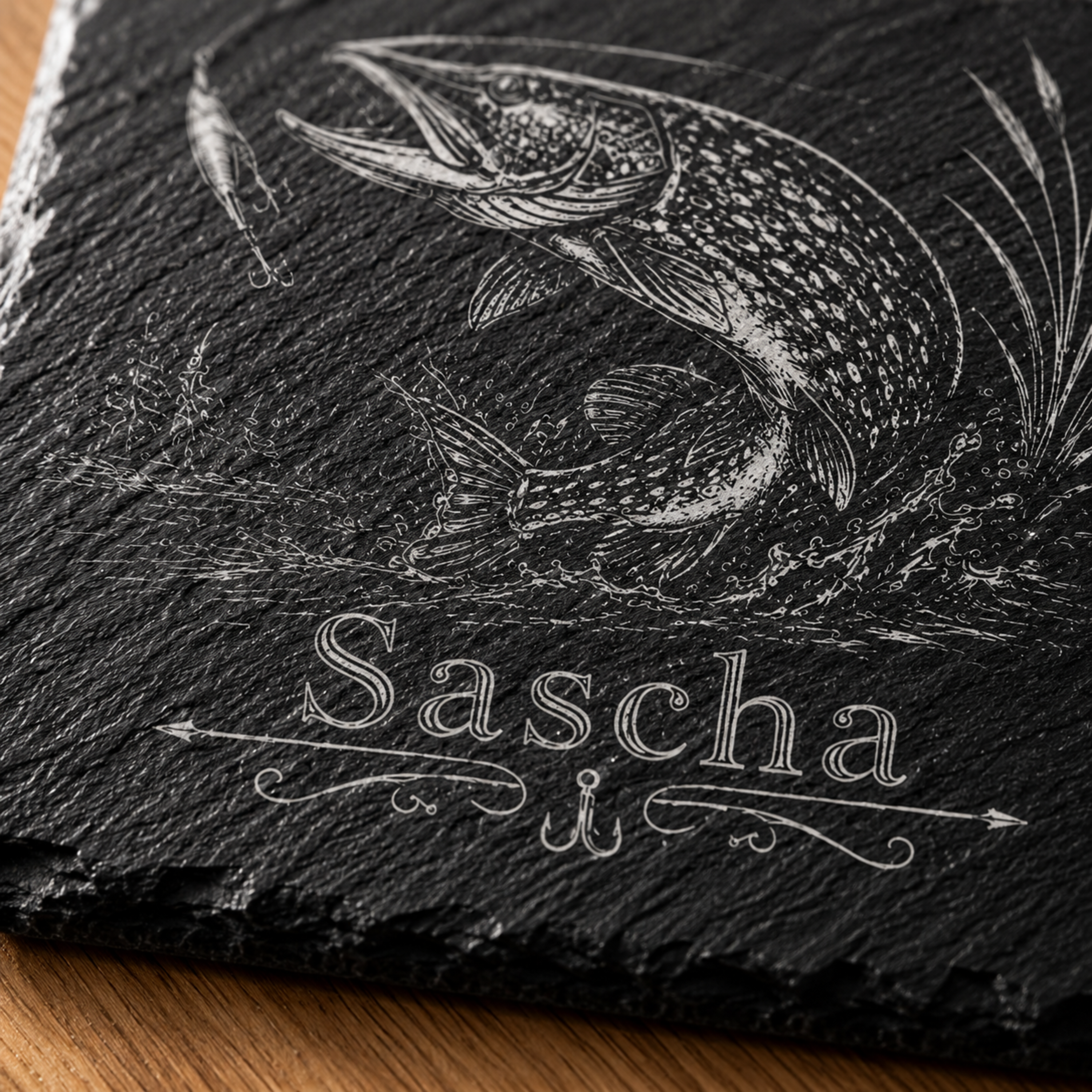 Geschenk für Angler mit personalisiertem Hecht Schieferuntersetzer und individueller Namensgravur