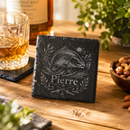 Personalisierter Karpfen Schieferuntersetzer mit Name – Geschenk für Angler, Fischer und Karpfenfans aus Naturschiefer mit hochwertiger Lasergravur