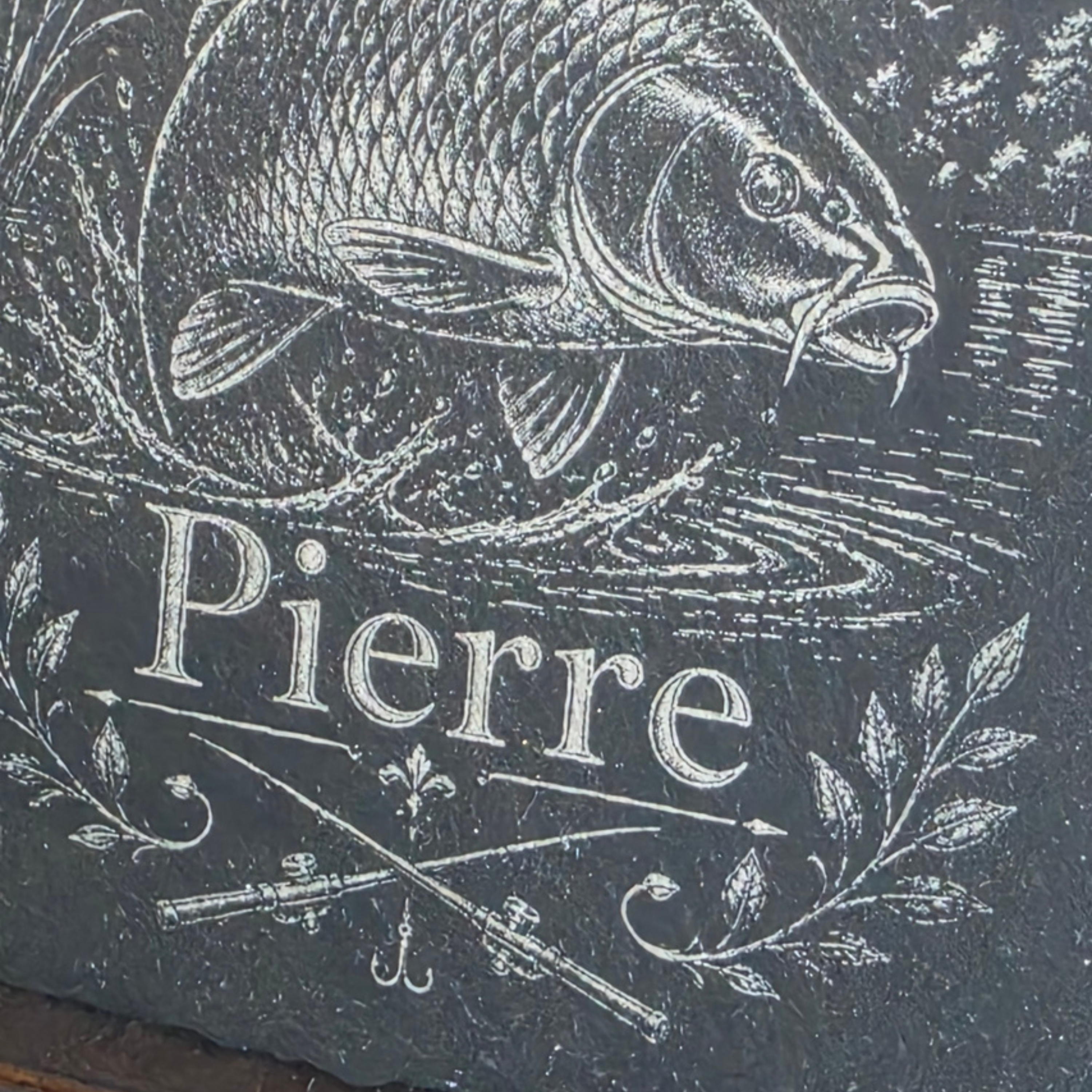 Personalisierter Karpfen Schieferuntersetzer mit Name – Geschenk für Karpfenangler