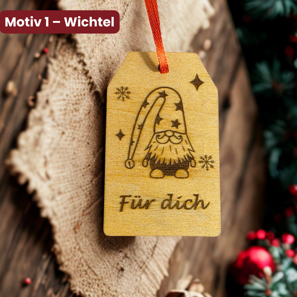 Geschenkanhänger aus Holz mit Wichtel Motiv und Schriftzug Für dich, Weihnachtsanhänger mit rotem Band