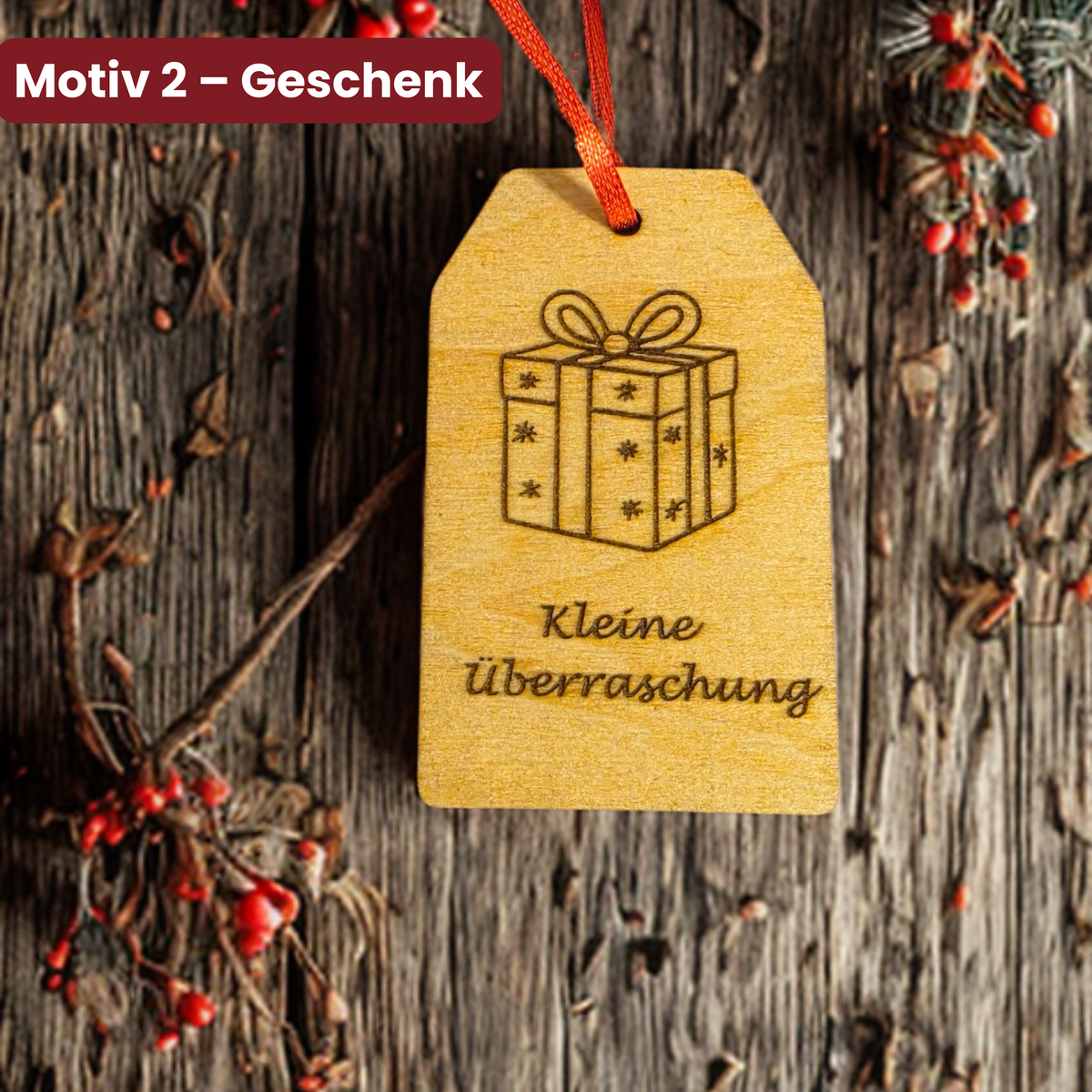Geschenkanhänger aus Birkenholz mit Geschenk Motiv und Schriftzug Kleine Überraschung für Weihnachtsgeschenke