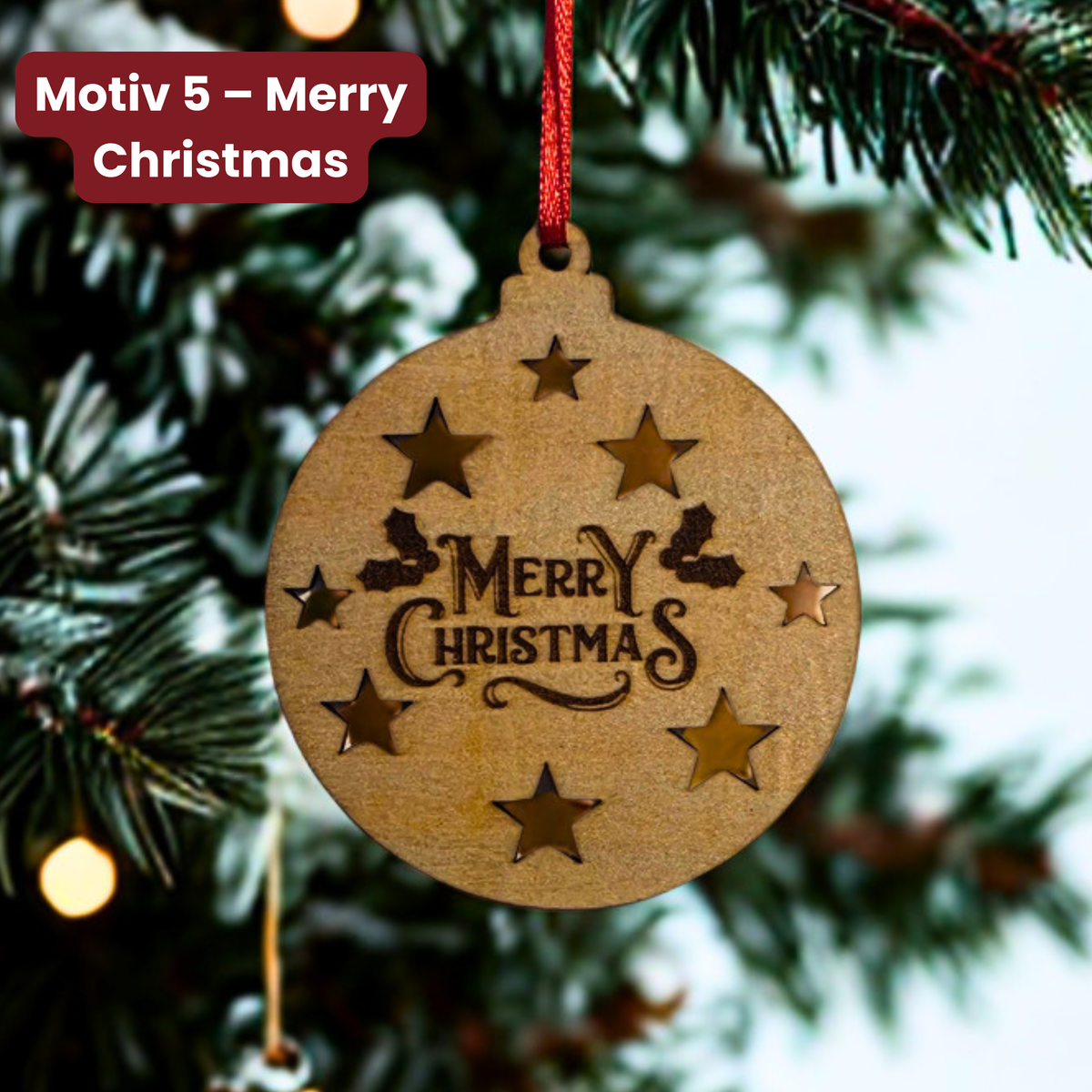 Runder Holzanhänger für den Weihnachtsbaum mit graviertem Merry Christmas Schriftzug und Stern-Ausschnitten