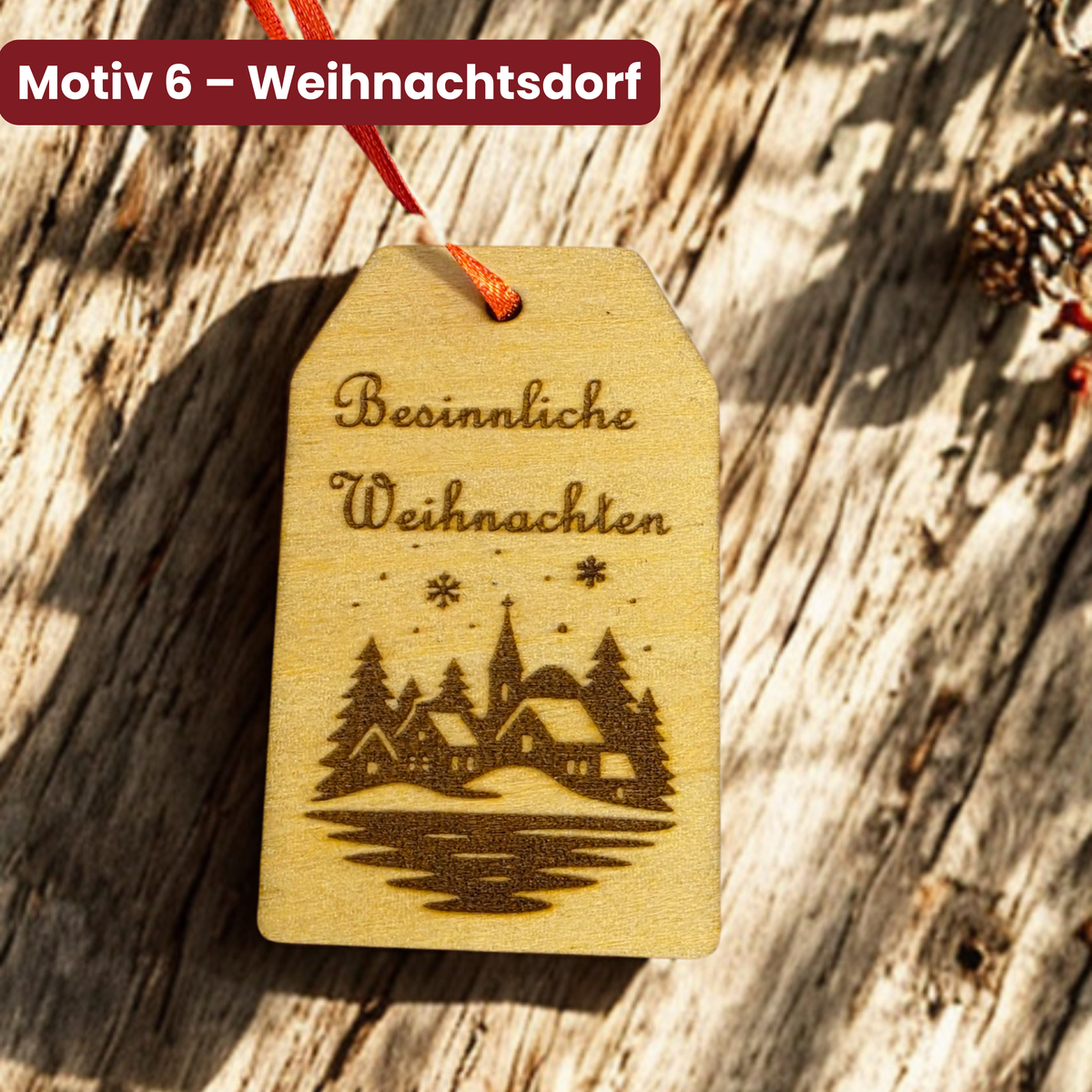 Holzanhänger für Weihnachtsgeschenke mit graviertem Weihnachtsdorf und Schriftzug Besinnliche Weihnachten