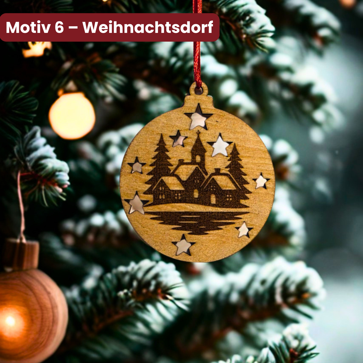 Weihnachtsanhänger aus Birkenholz mit graviertem verschneitem Weihnachtsdorf, Tannenbäumen und Sternen