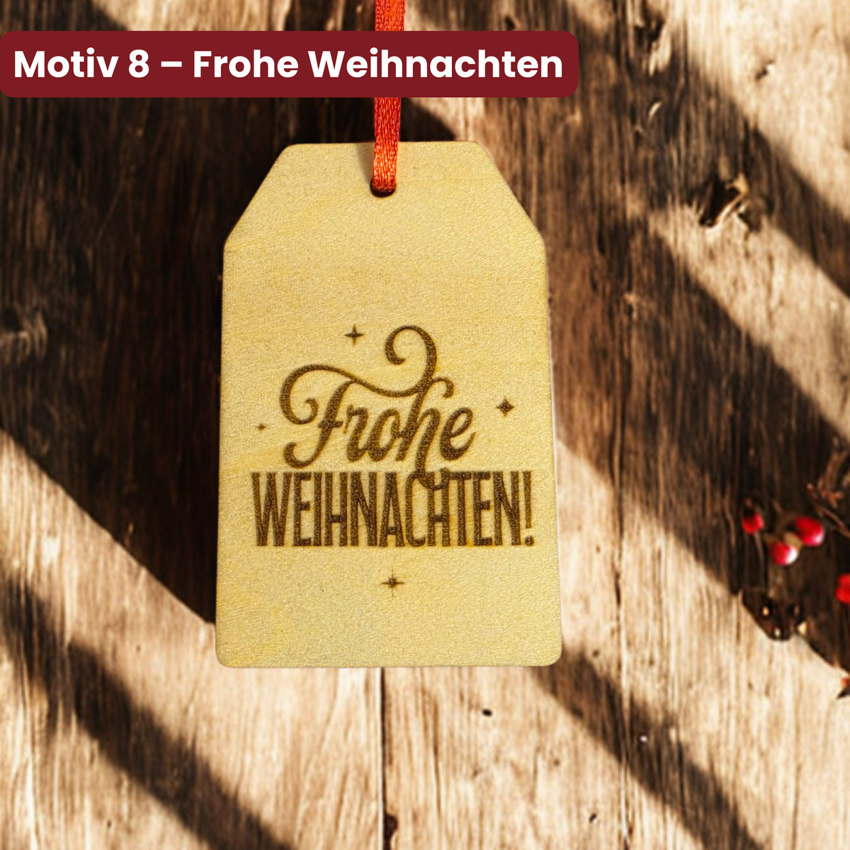 Geschenkanhänger aus Birkenholz mit graviertem Schriftzug Frohe Weihnachten und rotem Aufhängeband