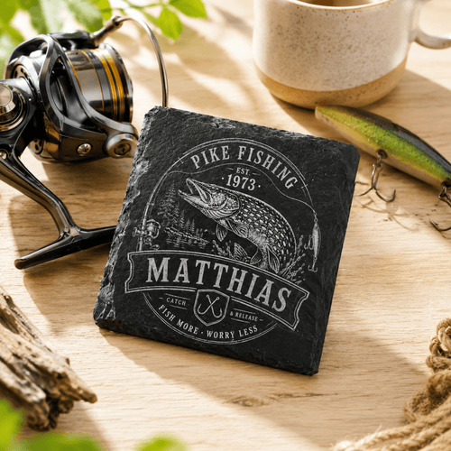 Hecht Geschenk personalisiert mit Name & Jahr – Schieferuntersetzer für Angler - Gravurliebe