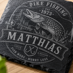 Hecht Geschenk personalisiert mit Name und Jahr auf hochwertigem Schieferuntersetzer für Angler
