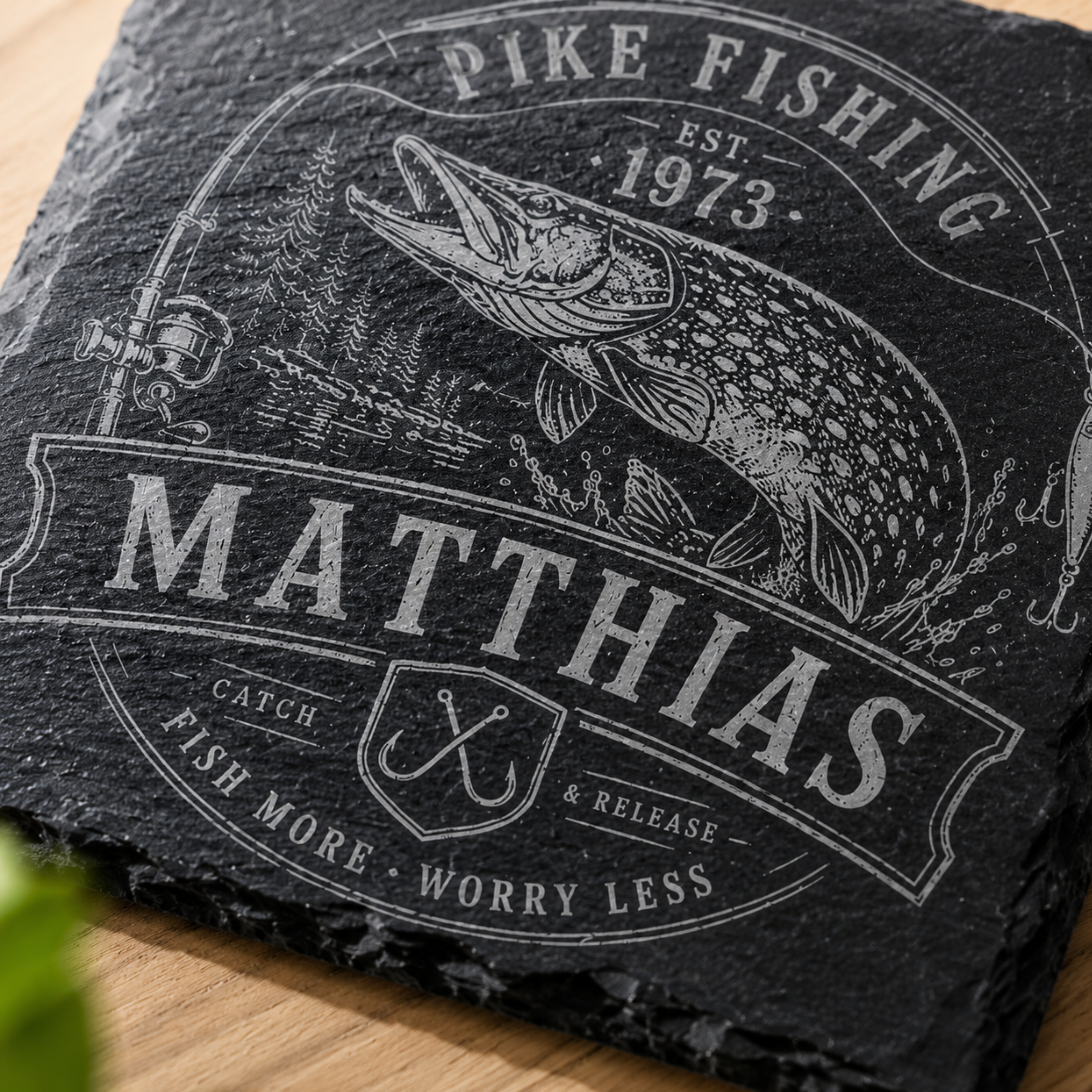 Hecht Geschenk personalisiert mit Name und Jahr auf hochwertigem Schieferuntersetzer für Angler