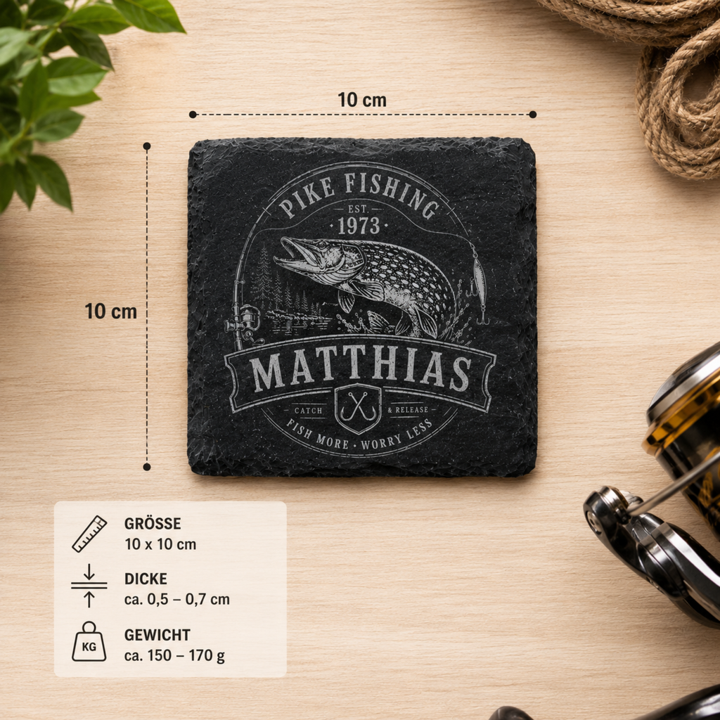 Hecht Geschenk personalisiert mit Name und Jahr auf hochwertigem Schieferuntersetzer für Angler