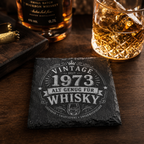 Personalisierte Whisky Untersetzer aus Schiefer mit verschiedenen Jahreszahlen im Vintage Design