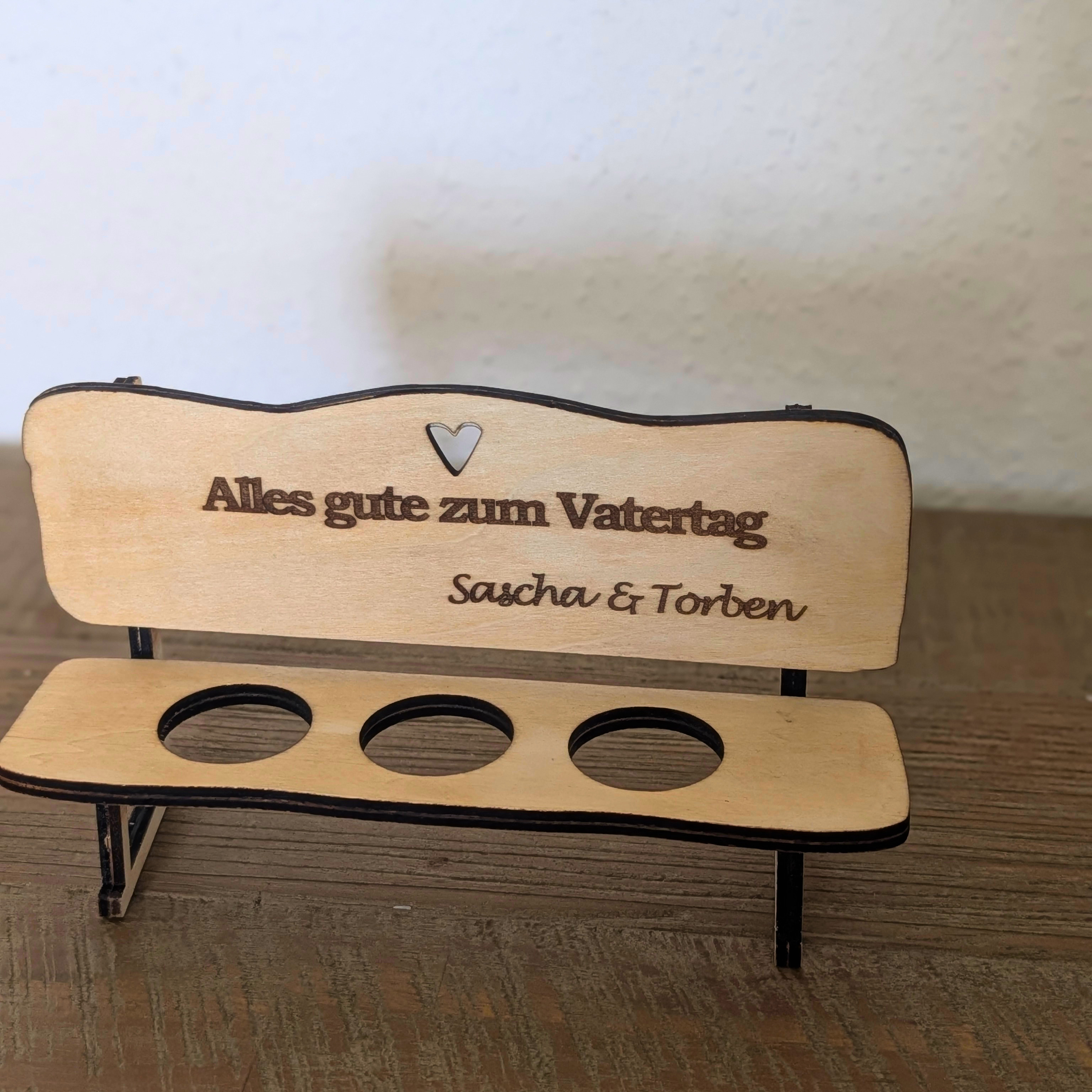 Personalisierte Schnapsbank aus Holz mit Gravur und Schnapsgläsern als Vatertagsgeschenk