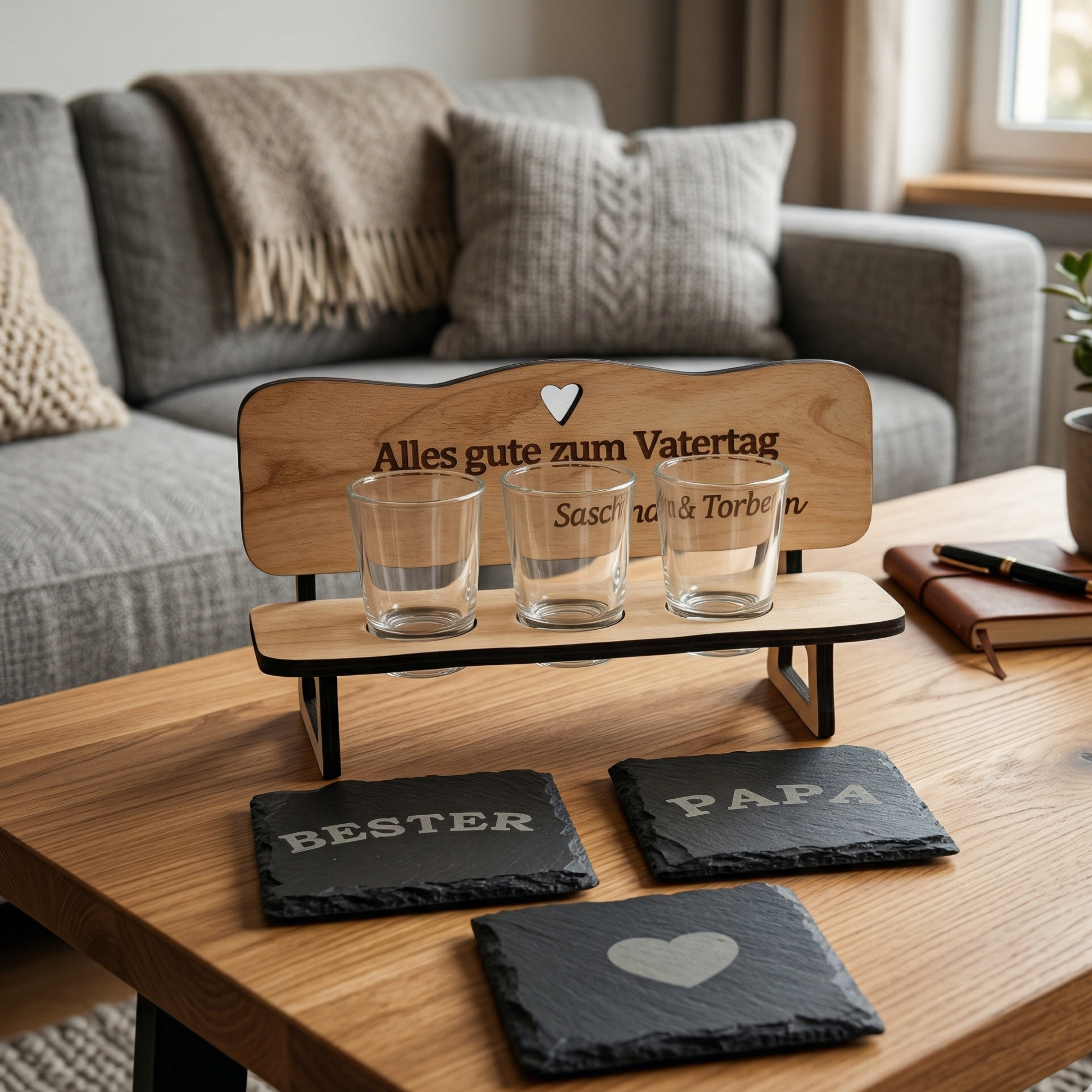 Personalisierte Schnapsbank aus Holz mit Gravur und Schnapsgläsern als Vatertagsgeschenk