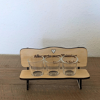 Personalisierte Schnapsbank aus Holz mit Gravur und Schnapsgläsern als Vatertagsgeschenk