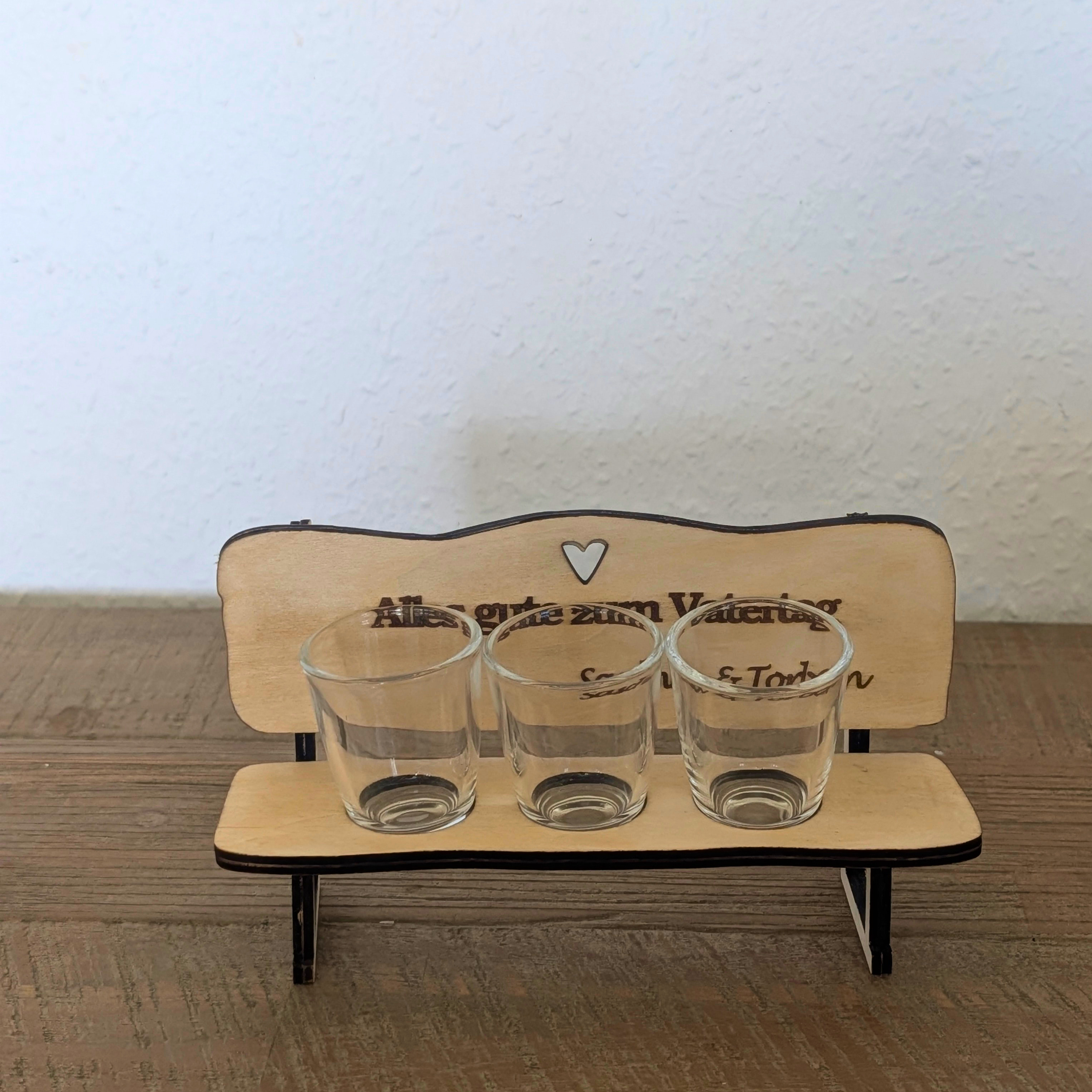 Personalisierte Schnapsbank aus Holz mit Gravur und Schnapsgläsern als Vatertagsgeschenk