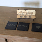 Personalisierte Schnapsbank aus Holz mit Gravur und Schnapsgläsern als Vatertagsgeschenk