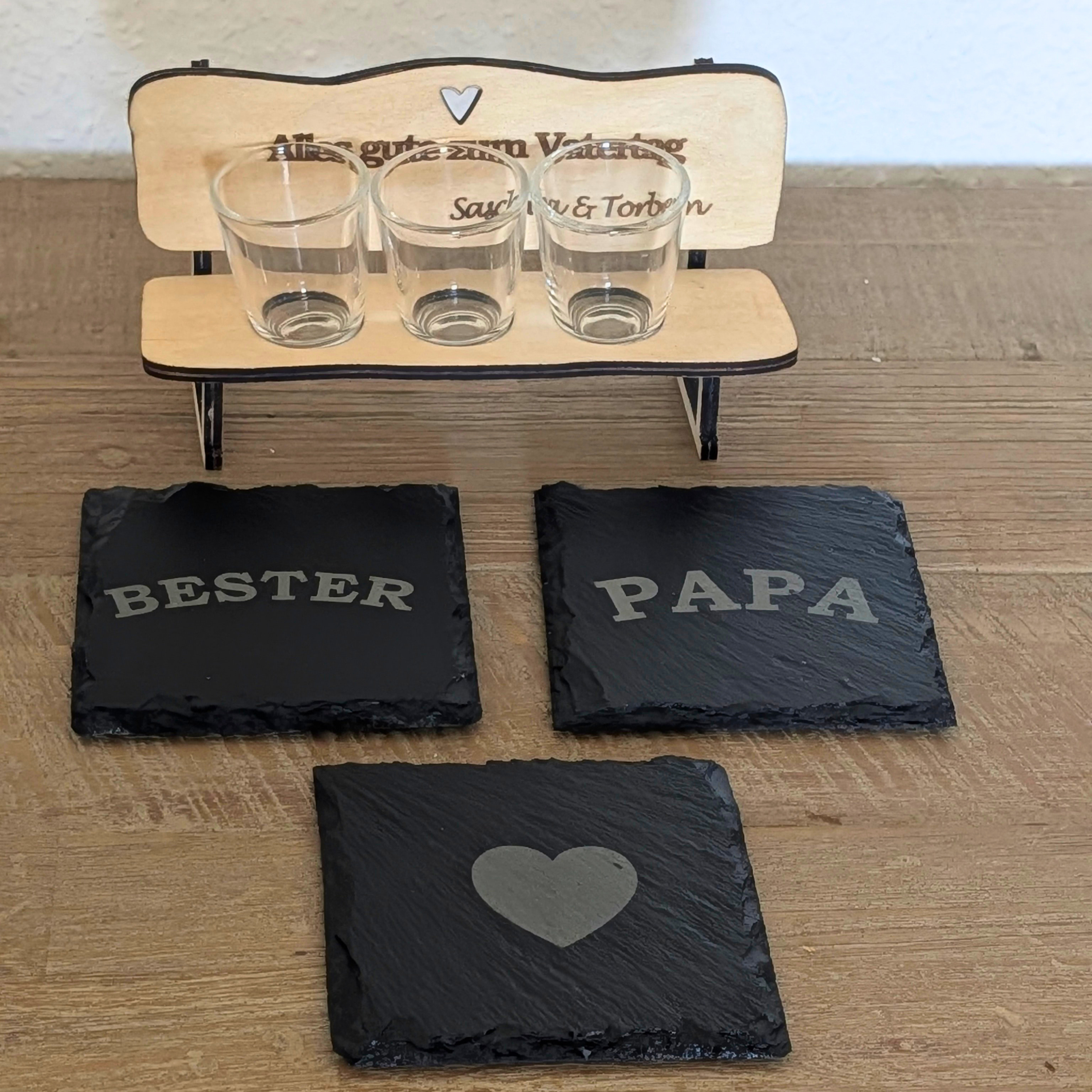 Personalisierte Schnapsbank aus Holz mit Gravur und Schnapsgläsern als Vatertagsgeschenk