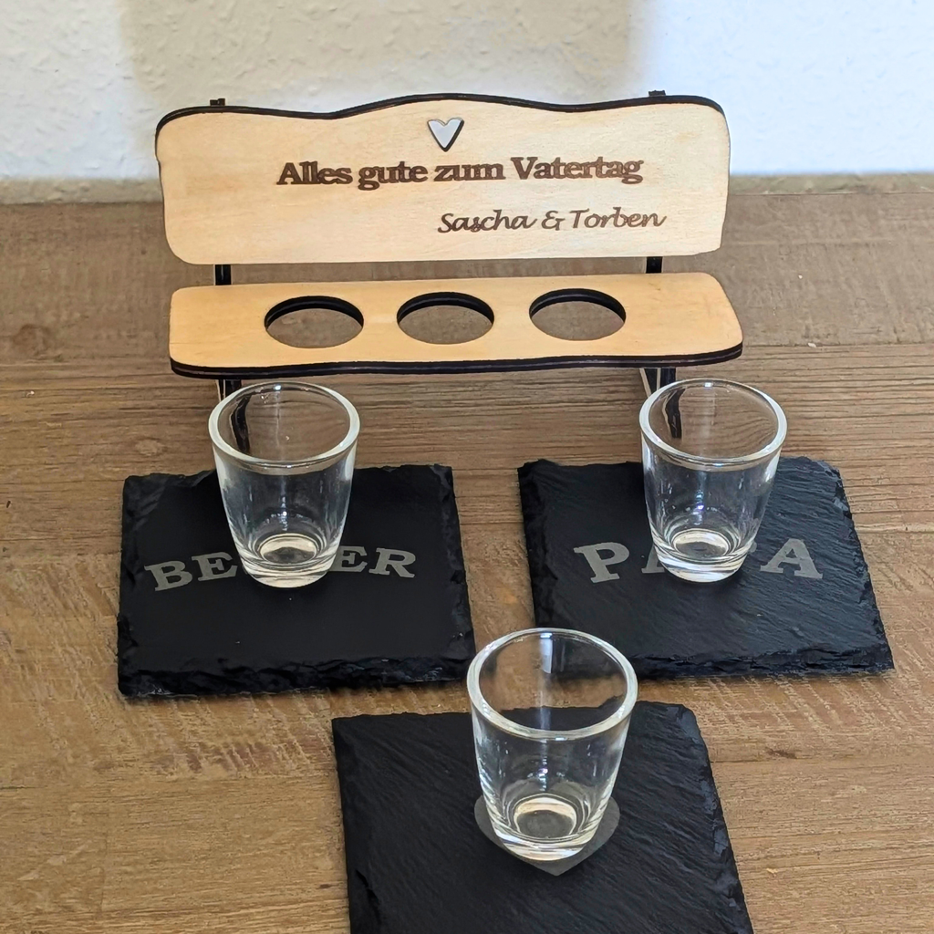 Personalisierte Schnapsbank aus Holz mit Gravur und Schnapsgläsern als Vatertagsgeschenk