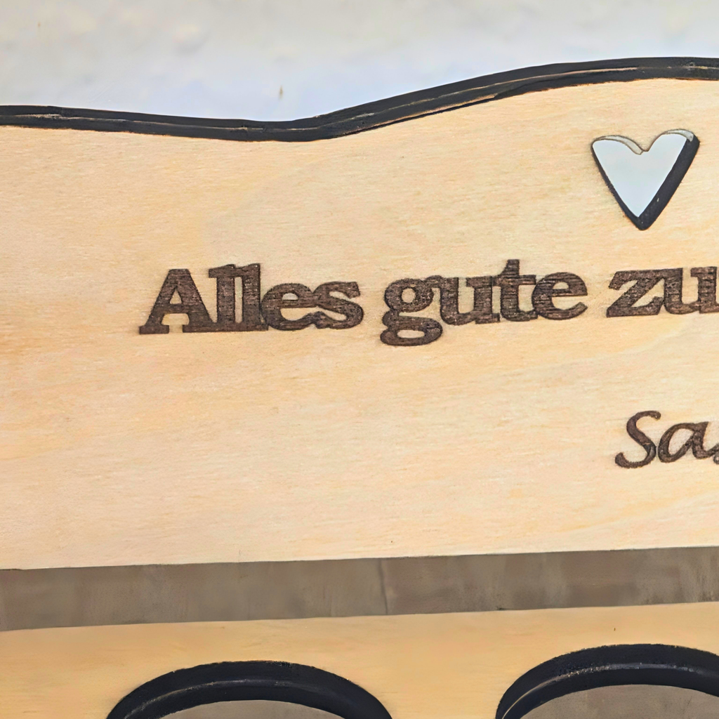 Personalisierte Schnapsbank aus Holz mit Gravur und Schnapsgläsern als Vatertagsgeschenk