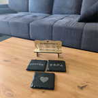 Personalisierte Schnapsbank aus Holz mit Gravur und Schnapsgläsern als Vatertagsgeschenk