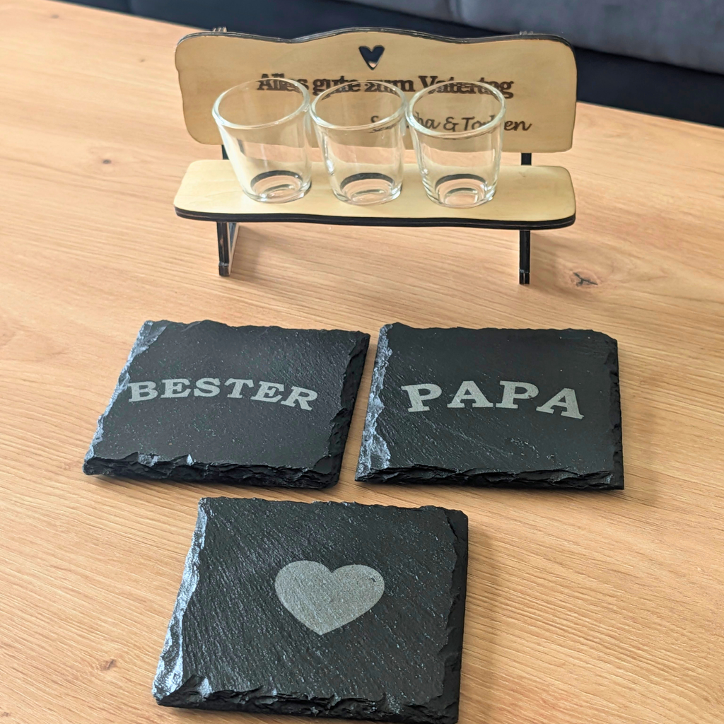 Personalisierte Schnapsbank aus Holz mit Gravur und Schnapsgläsern als Vatertagsgeschenk