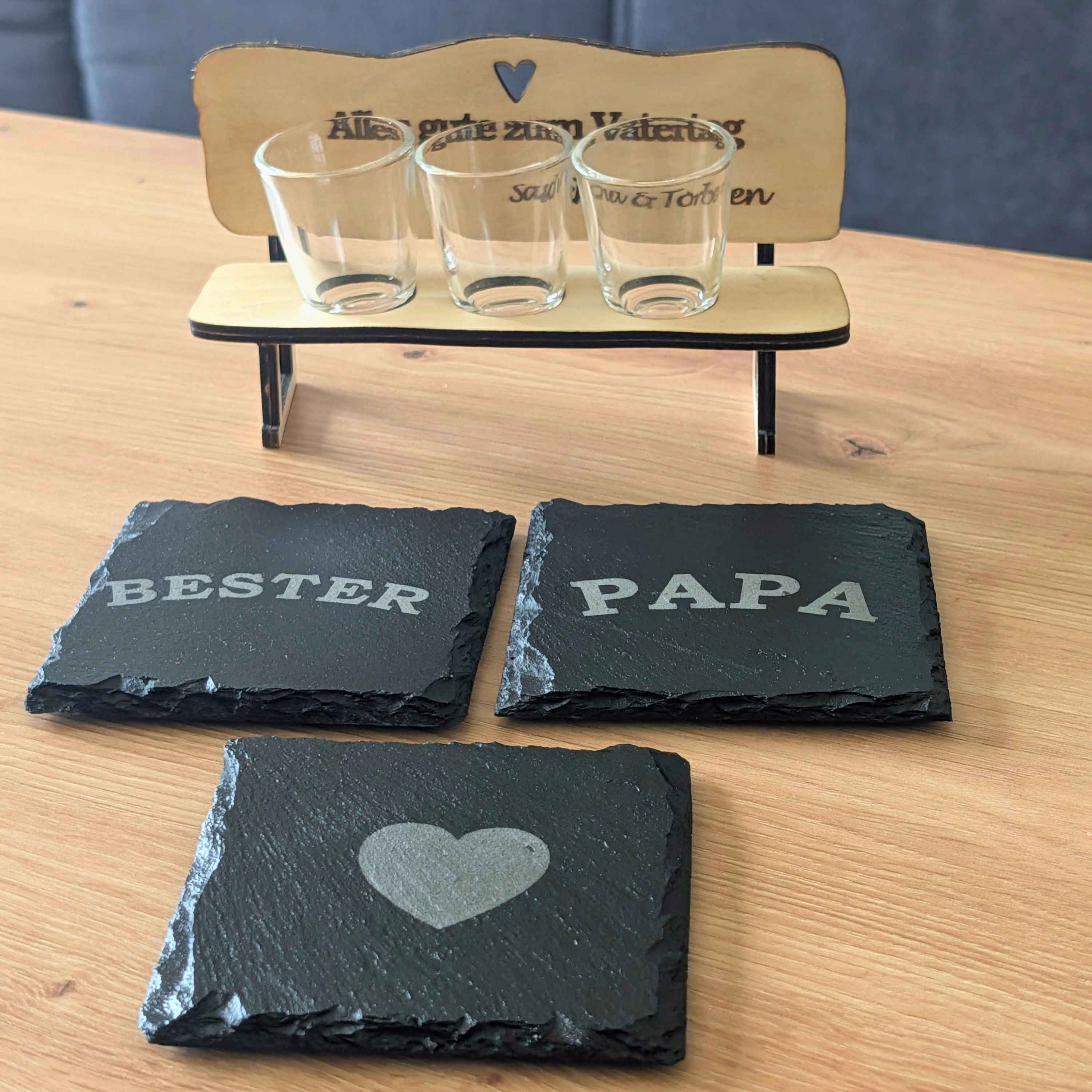 Personalisierte Schnapsbank aus Holz mit Gravur und Schnapsgläsern als Vatertagsgeschenk