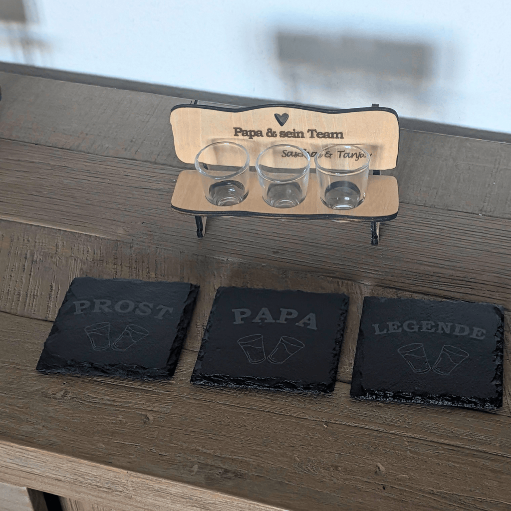 Schnapsbank „Papa & sein Team“ – personalisiertes Männer Geschenk mit 3 Gläsern & Untersetzern - Gravurliebe