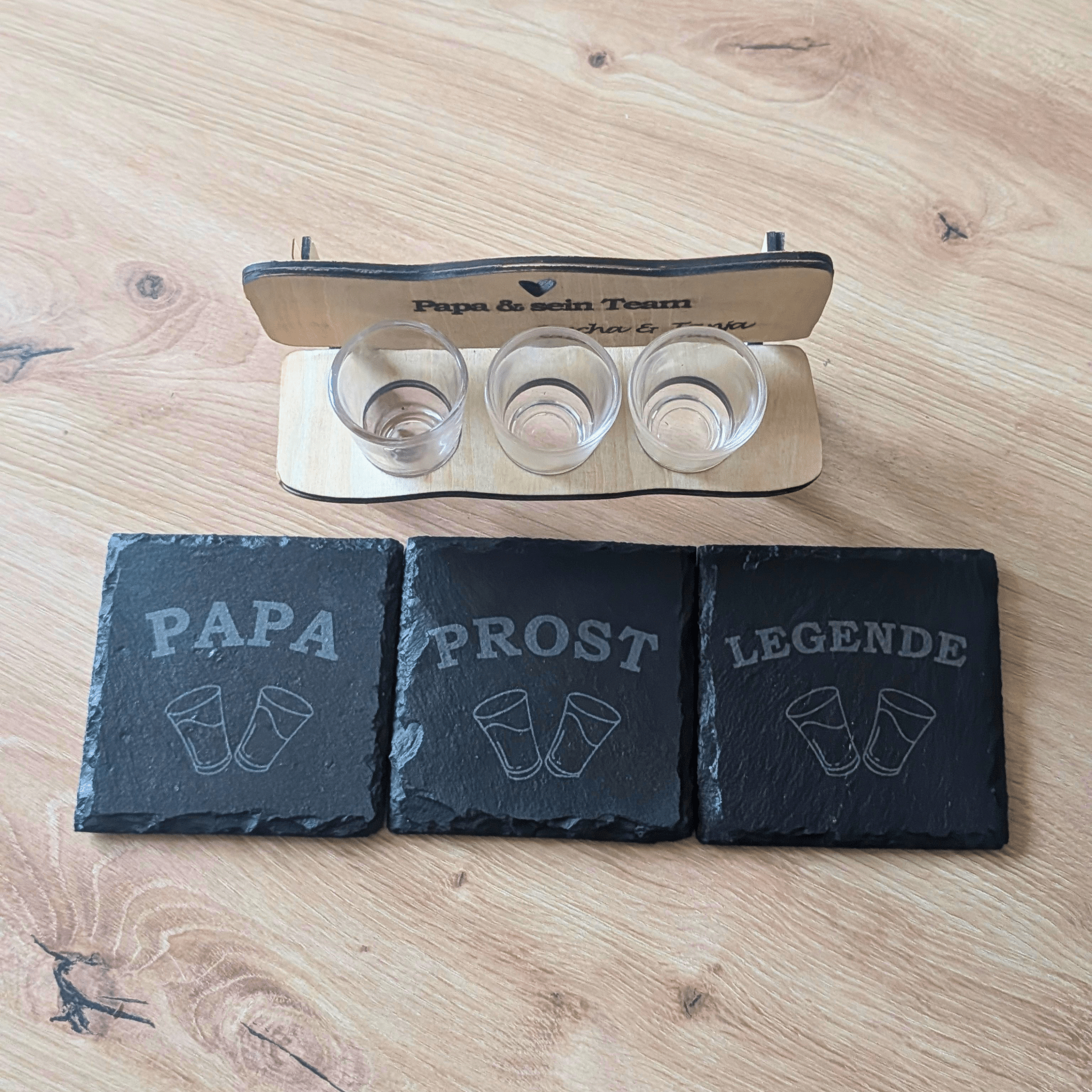 Schnapsbank „Papa & sein Team“ – personalisiertes Männer Geschenk mit 3 Gläsern & Untersetzern - Gravurliebe