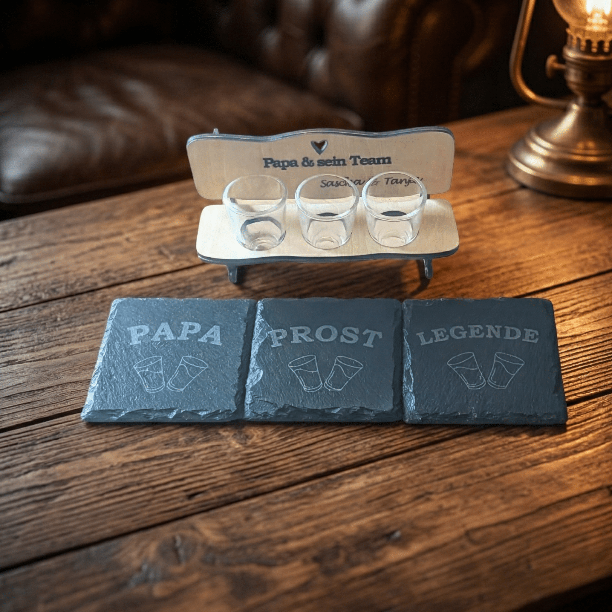 Schnapsbank „Papa & sein Team“ – personalisiertes Männer Geschenk mit 3 Gläsern & Untersetzern - Gravurliebe