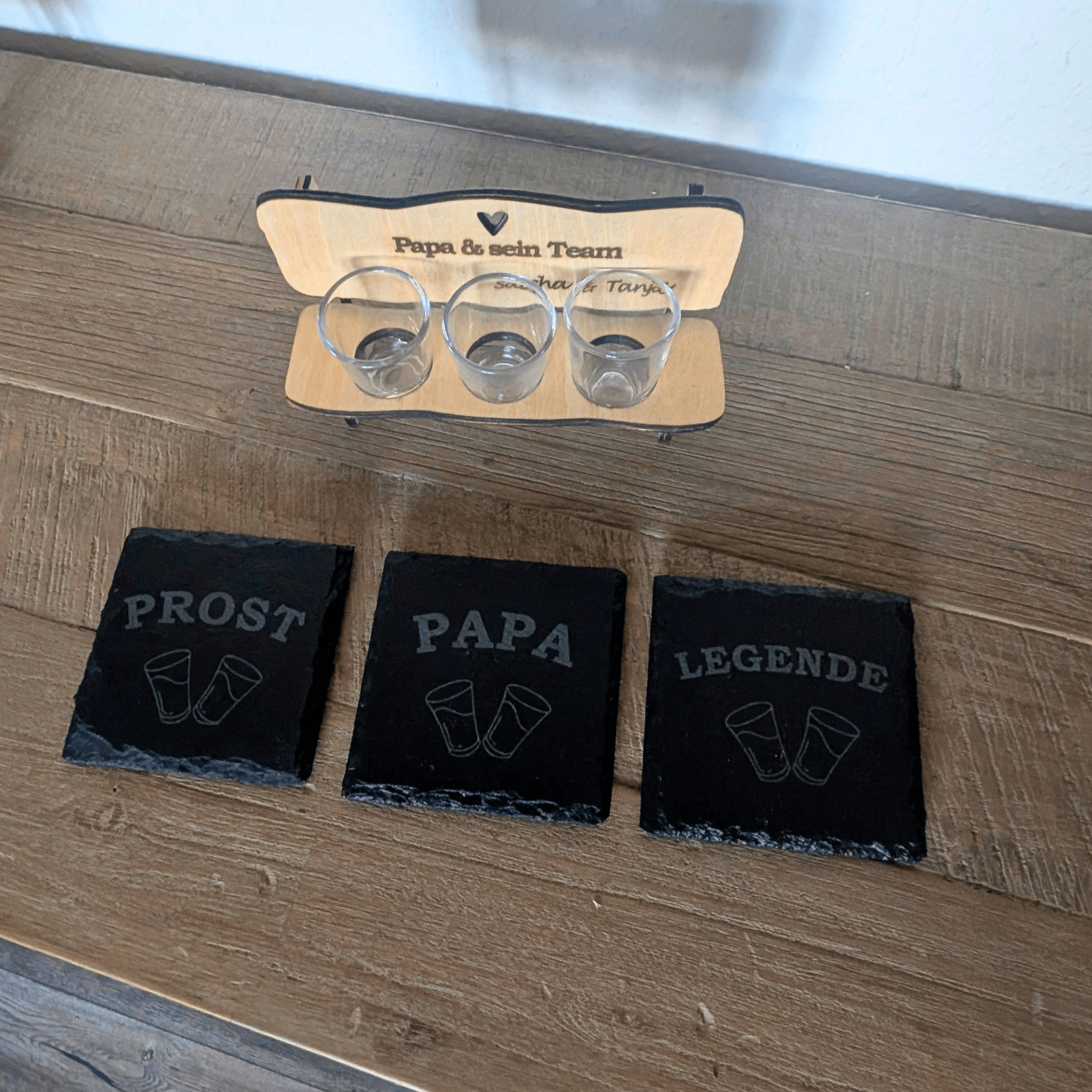 Schnapsbank „Papa & sein Team“ – personalisiertes Männer Geschenk mit 3 Gläsern & Untersetzern - Gravurliebe