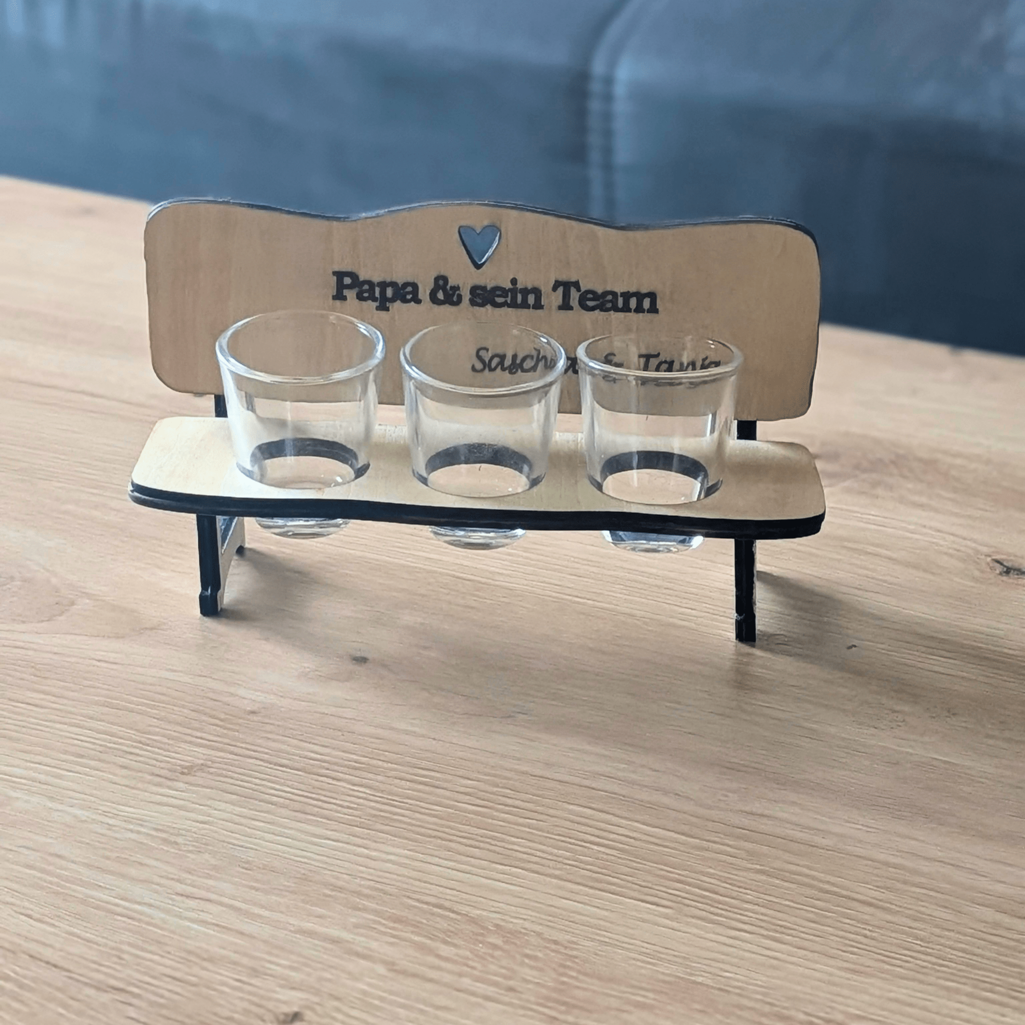 Schnapsbank „Papa & sein Team“ – personalisiertes Männer Geschenk mit 3 Gläsern & Untersetzern - Gravurliebe