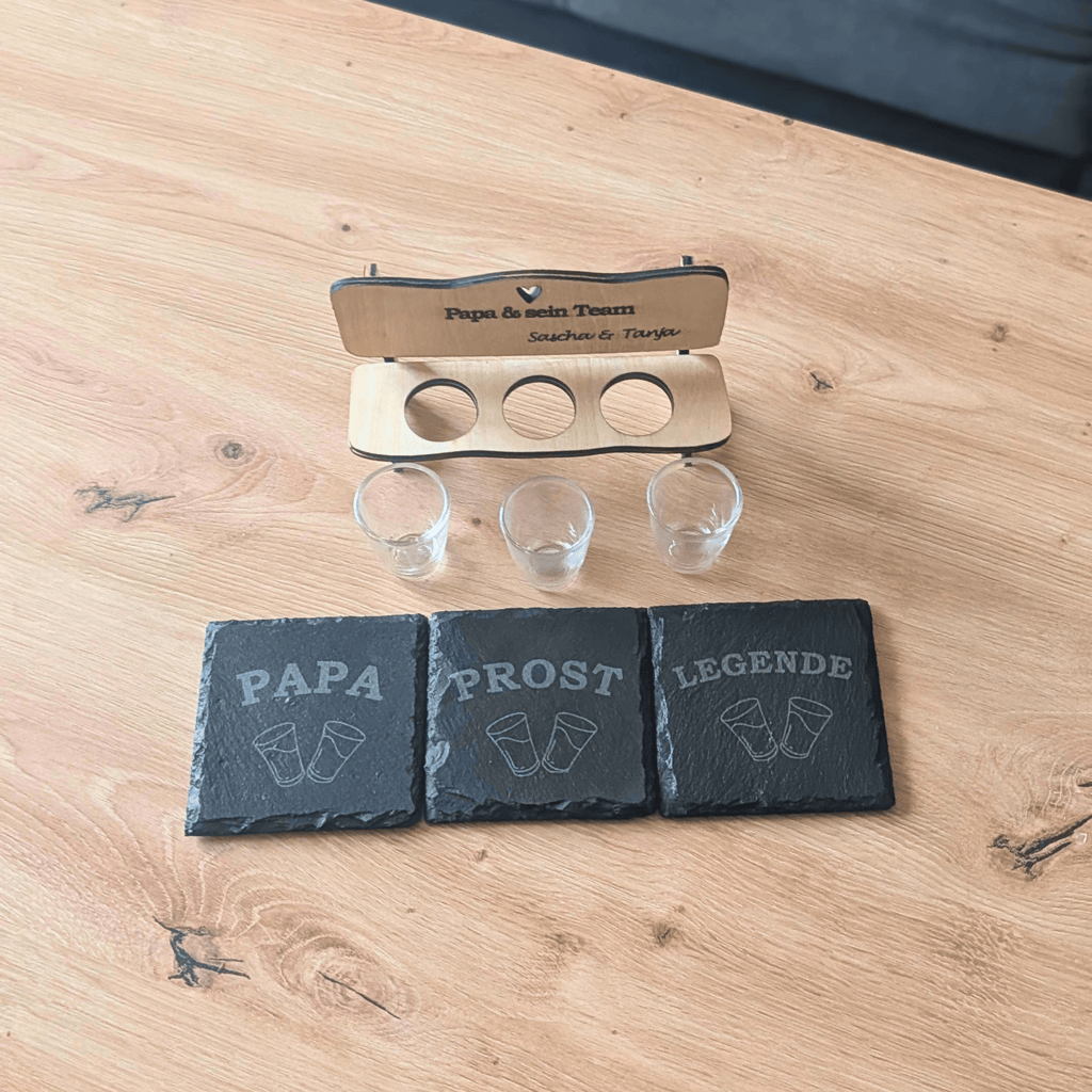 Schnapsbank „Papa & sein Team“ – personalisiertes Männer Geschenk mit 3 Gläsern & Untersetzern - Gravurliebe
