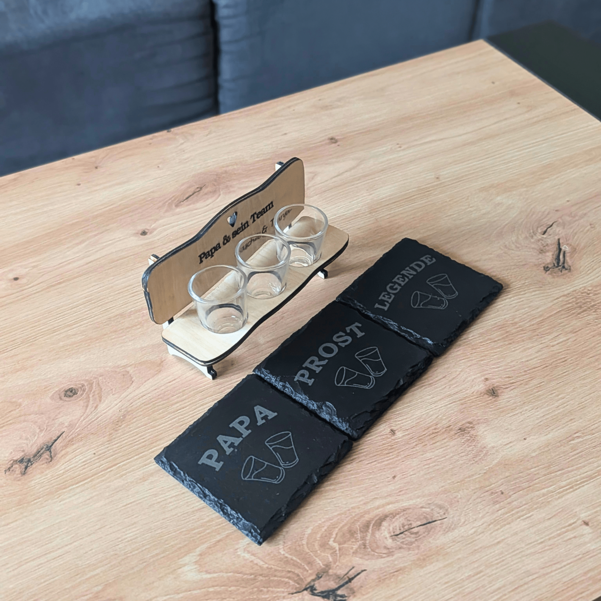 Schnapsbank „Papa & sein Team“ – personalisiertes Männer Geschenk mit 3 Gläsern & Untersetzern - Gravurliebe