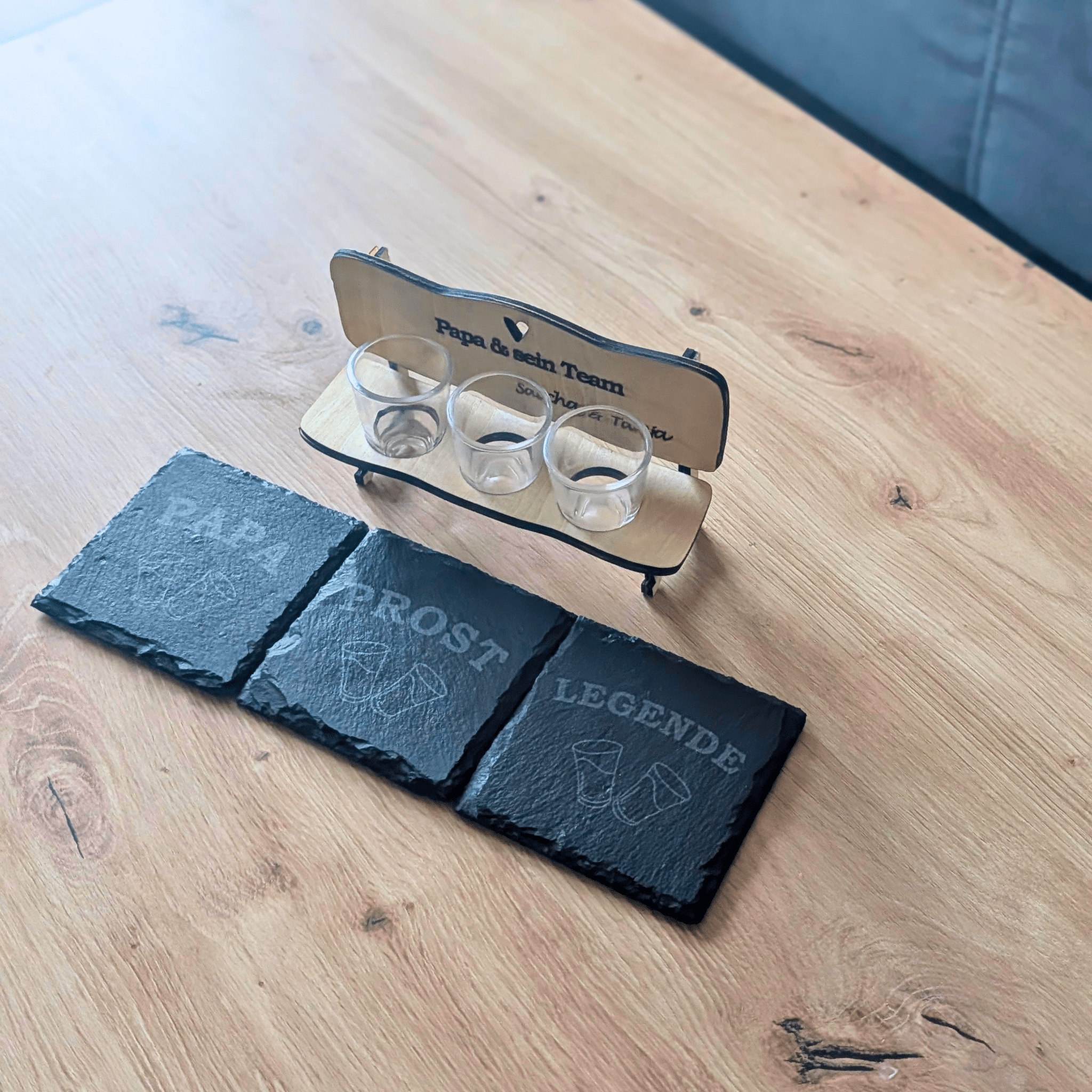 Schnapsbank „Papa & sein Team“ – personalisiertes Männer Geschenk mit 3 Gläsern & Untersetzern - Gravurliebe