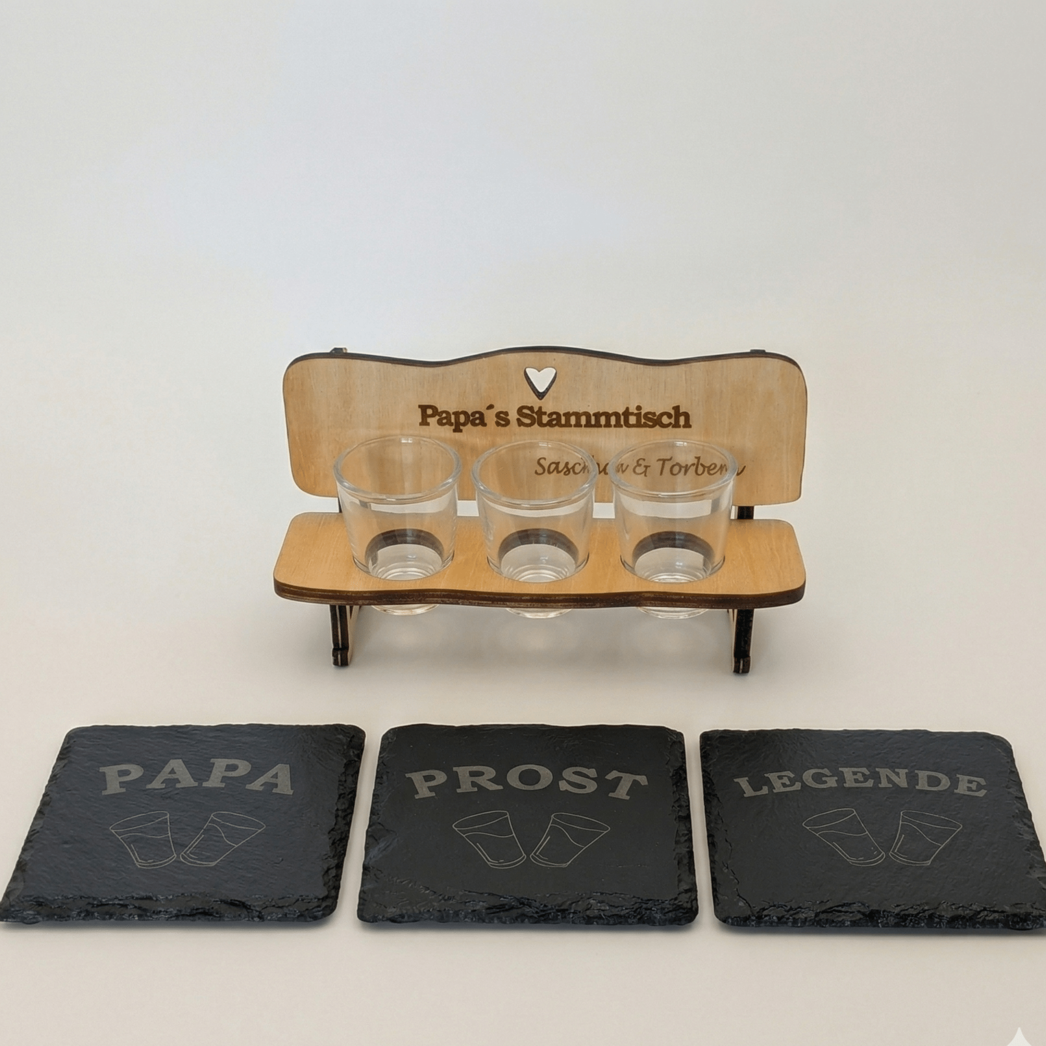 Schnapsbank „Papa’s Stammtisch“ – personalisiertes Geschenk mit 3 Gläsern & Untersetzern - Gravurliebe