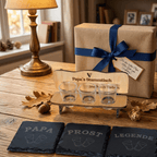 Schnapsbank „Papa’s Stammtisch“ – personalisiertes Geschenk mit 3 Gläsern & Untersetzern - Gravurliebe