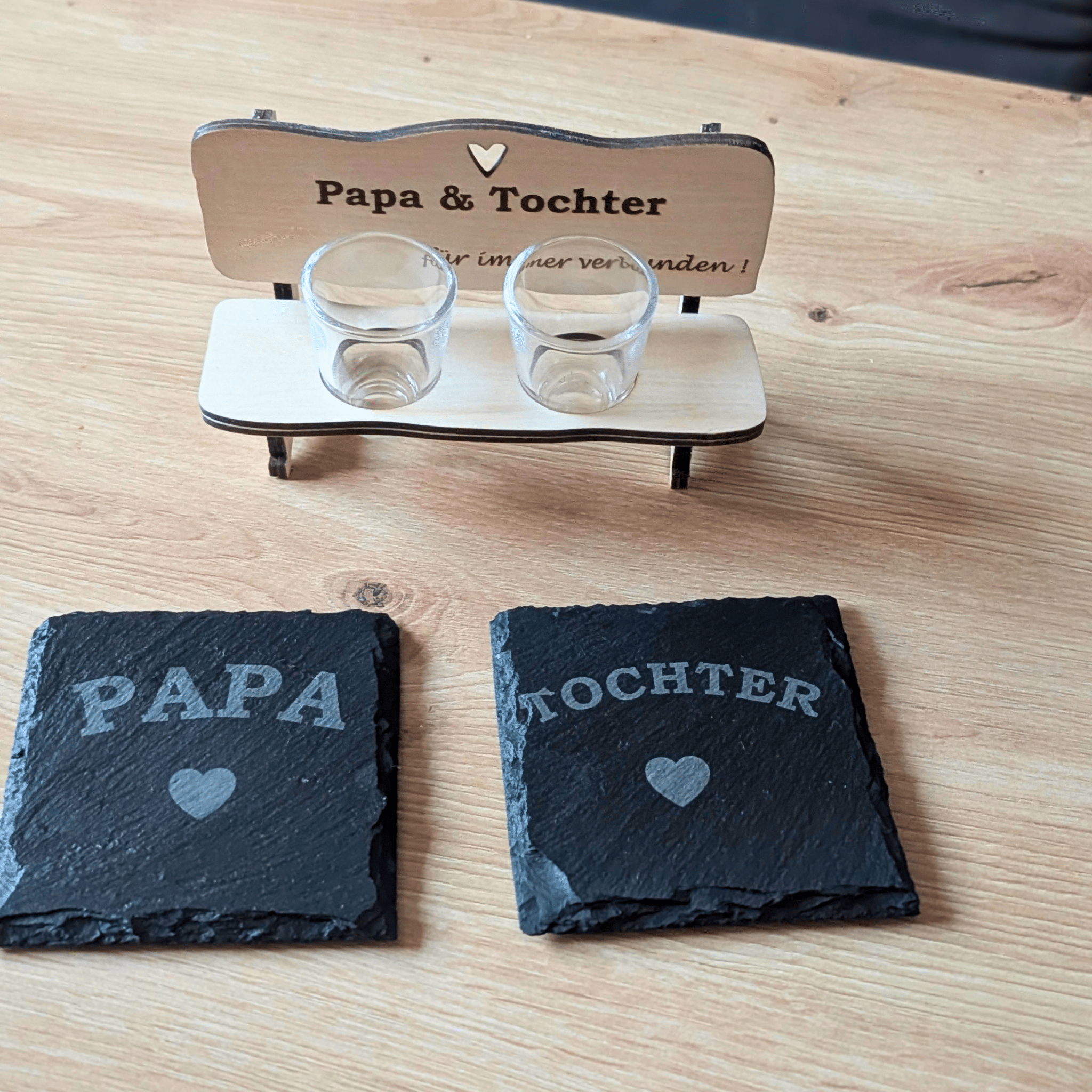 Schnapsbank Papa & Tochter – personalisiertes Geschenk aus Holz mit Gläsern & Untersetzern - Gravurliebe