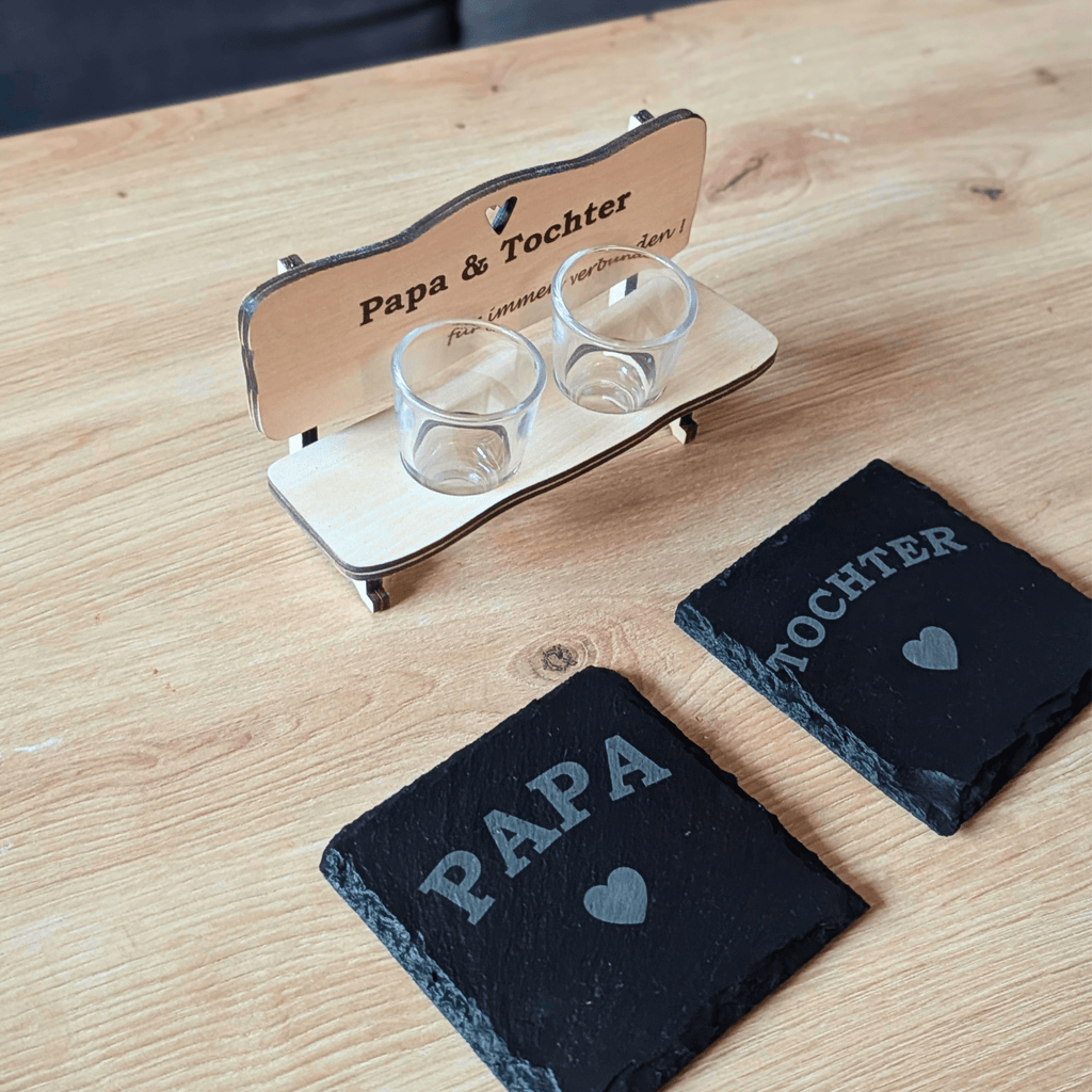 Schnapsbank Papa & Tochter – personalisiertes Geschenk aus Holz mit Gläsern & Untersetzern - Gravurliebe
