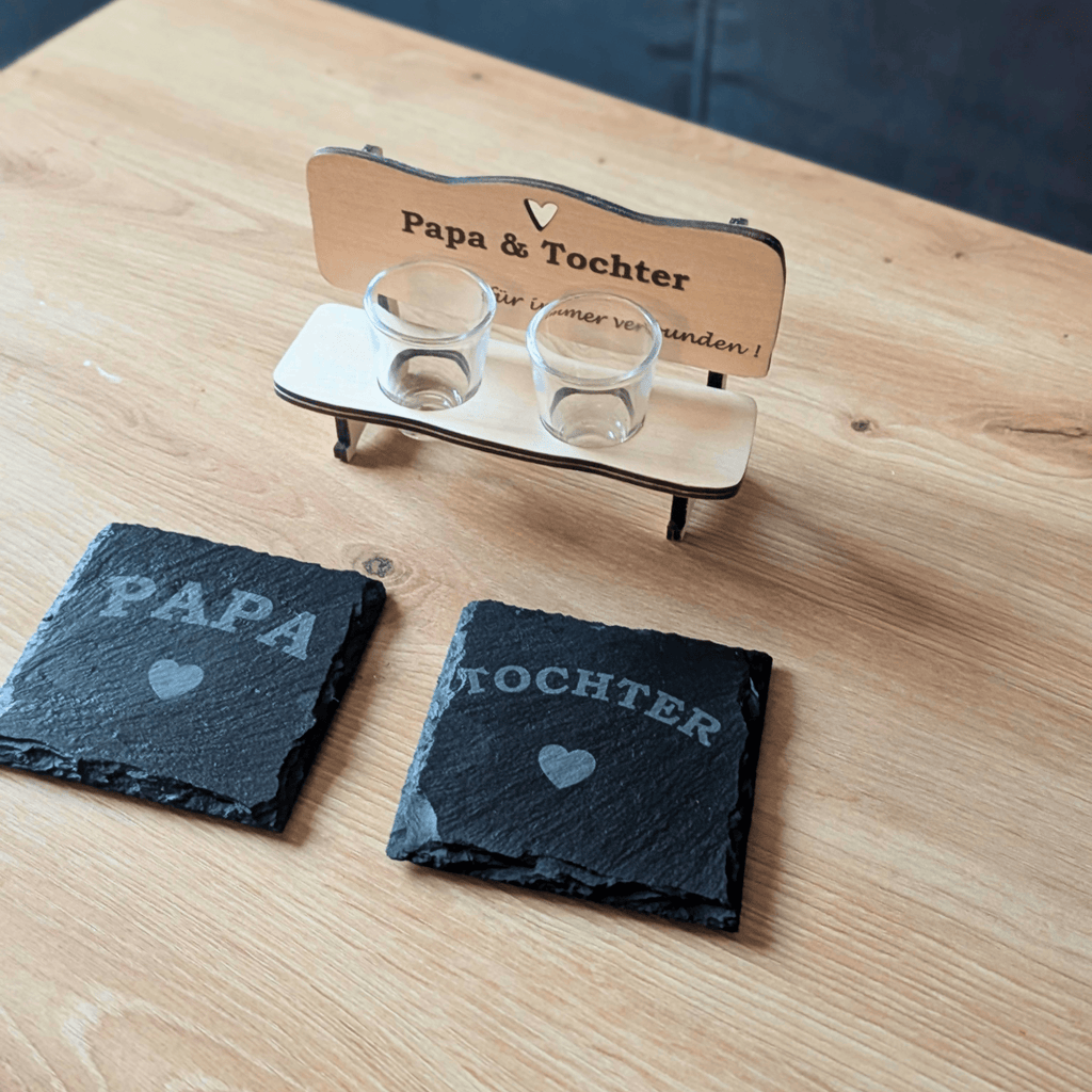 Schnapsbank Papa & Tochter – personalisiertes Geschenk aus Holz mit Gläsern & Untersetzern - Gravurliebe