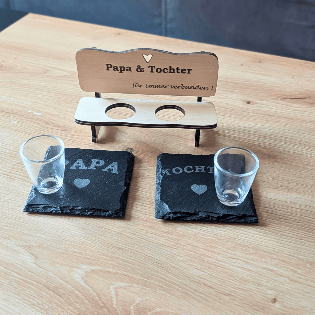 Schnapsbank Papa & Tochter – personalisiertes Geschenk aus Holz mit Gläsern & Untersetzern - Gravurliebe
