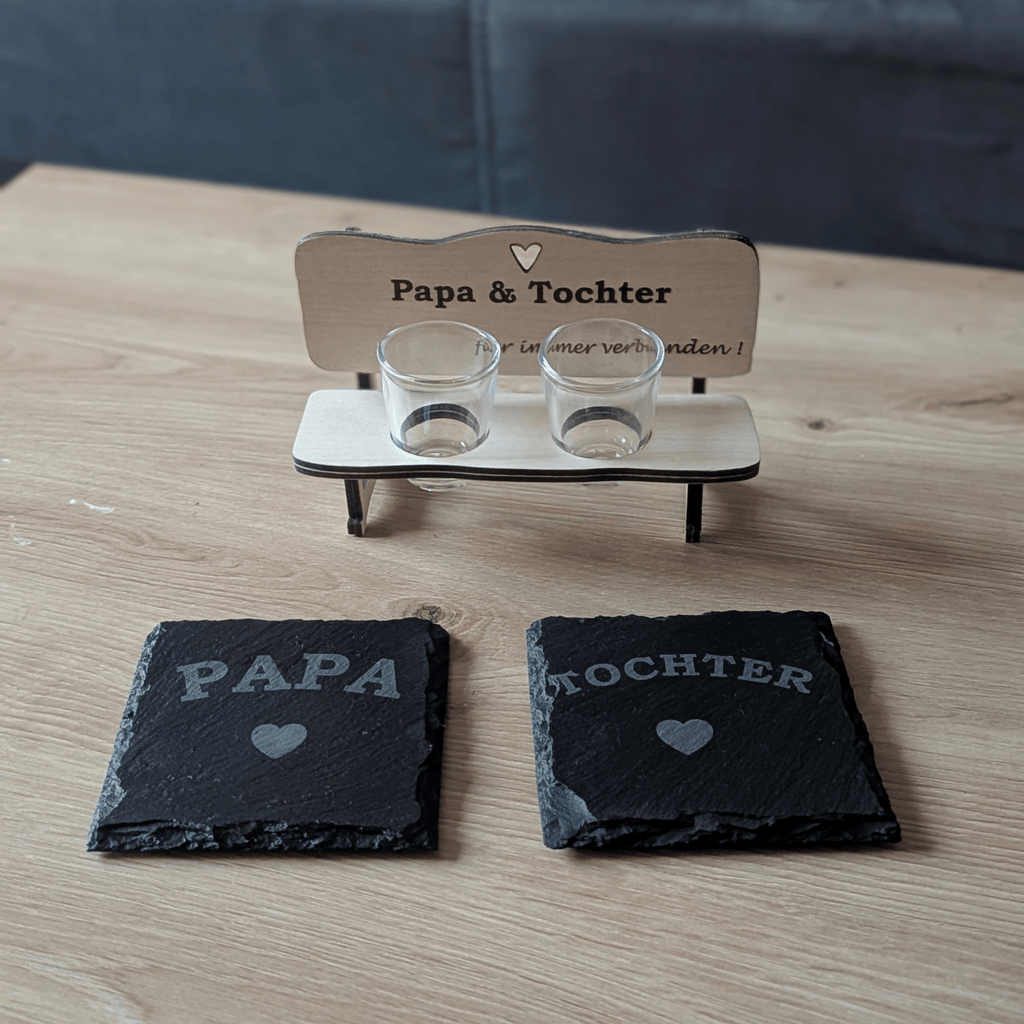 Schnapsbank Papa & Tochter – personalisiertes Geschenk aus Holz mit Gläsern & Untersetzern - Gravurliebe