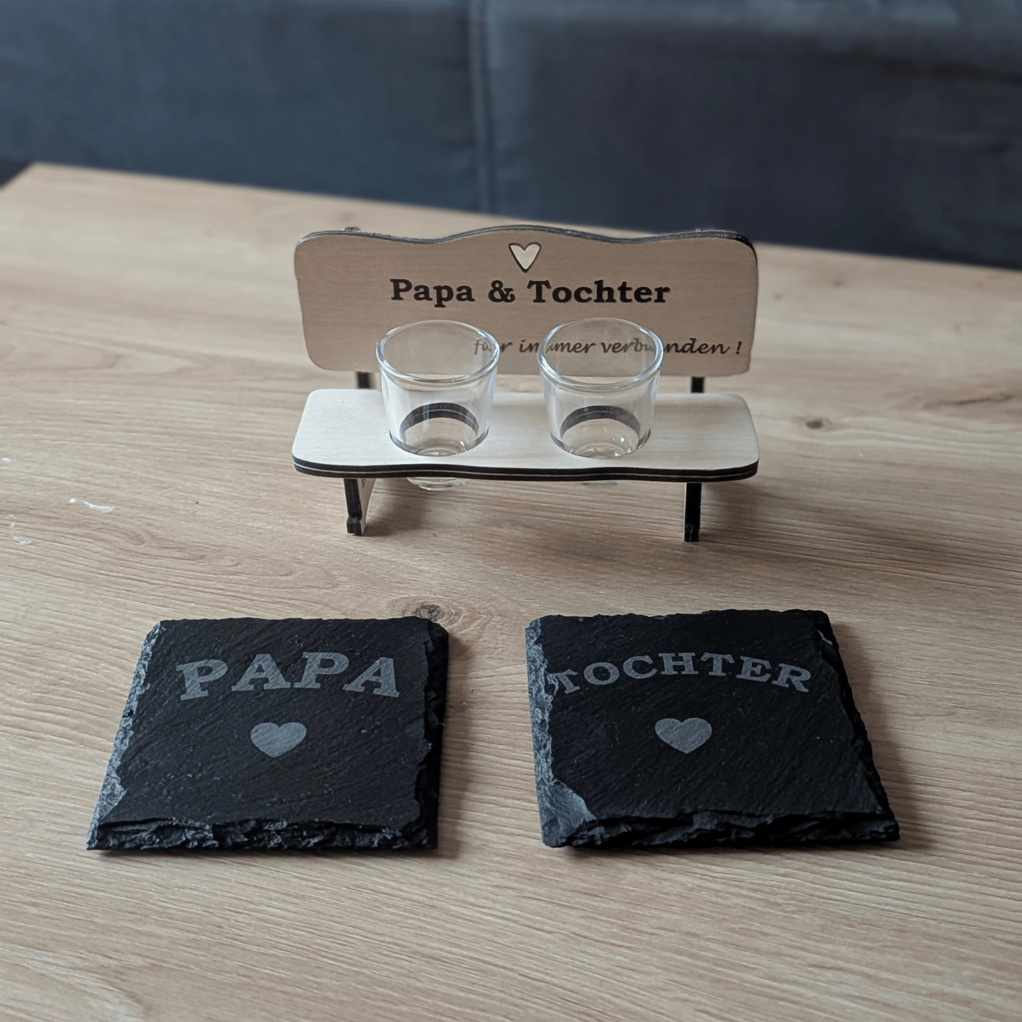 Schnapsbank Papa & Tochter – personalisiertes Geschenk aus Holz mit Gläsern & Untersetzern - Gravurliebe